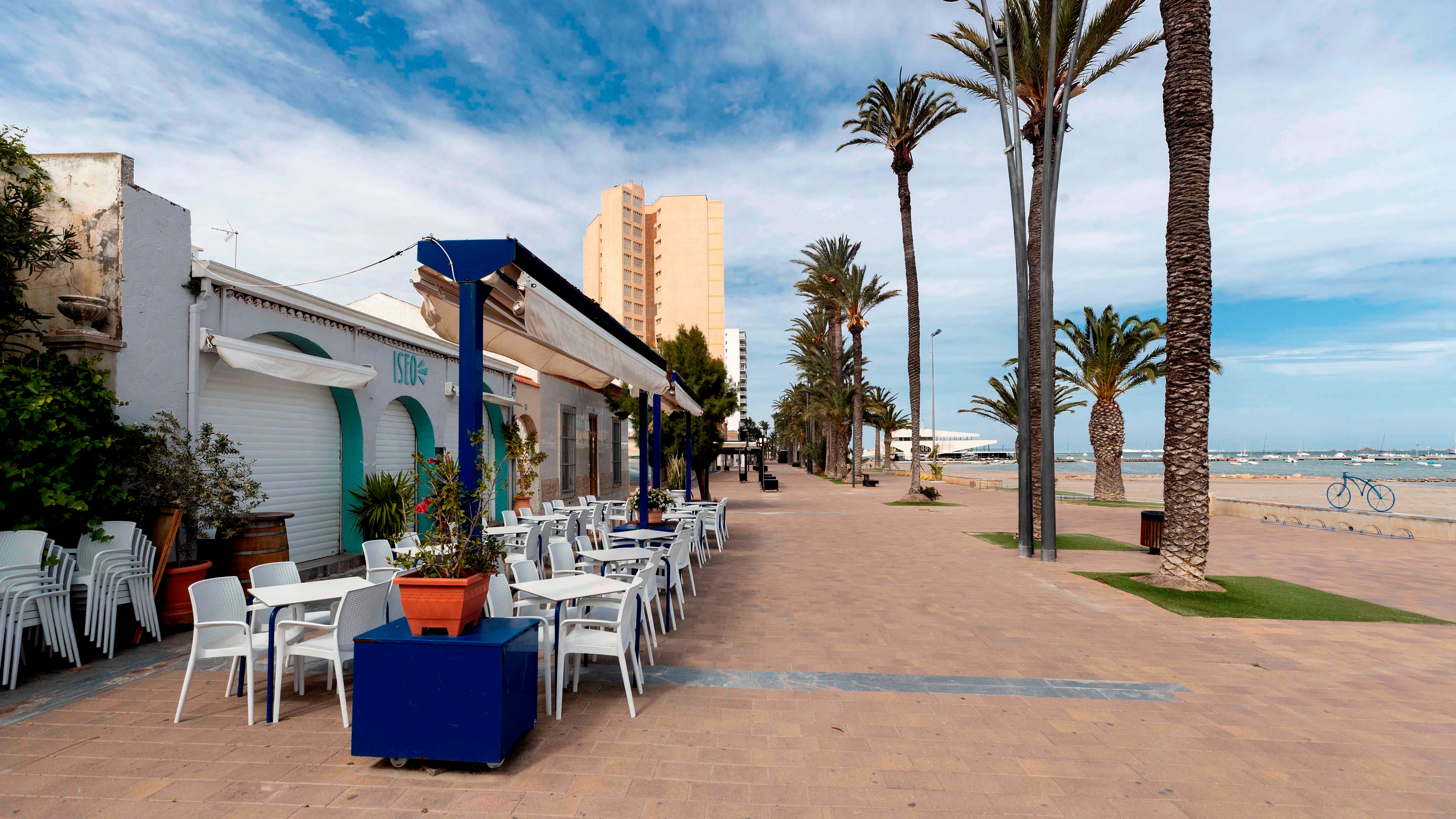 Terraza cerrada de un restaurante de Santiago de la Ribera, Murcia, durante el estado de alarma