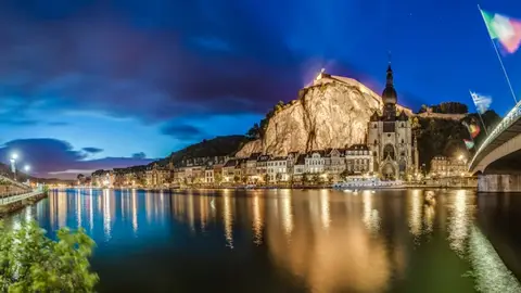 Panormámica de Dinant con el río Mosa en primer plano Panormámica de Dinant con el río Mosa en primer plano