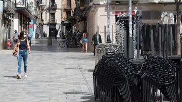 Ciudadanos pasean por Huesca en la fase 0 de la desescalada
