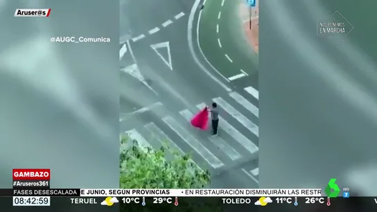 Multado con 600 euros por saltarse el confinamiento para 'torear' en plena calle entre gritos de 'olé' de sus vecinos Multado con 600 euros por saltarse el confinamiento para 'torear' en plena calle entre gritos de 'olé' de sus vecinos
