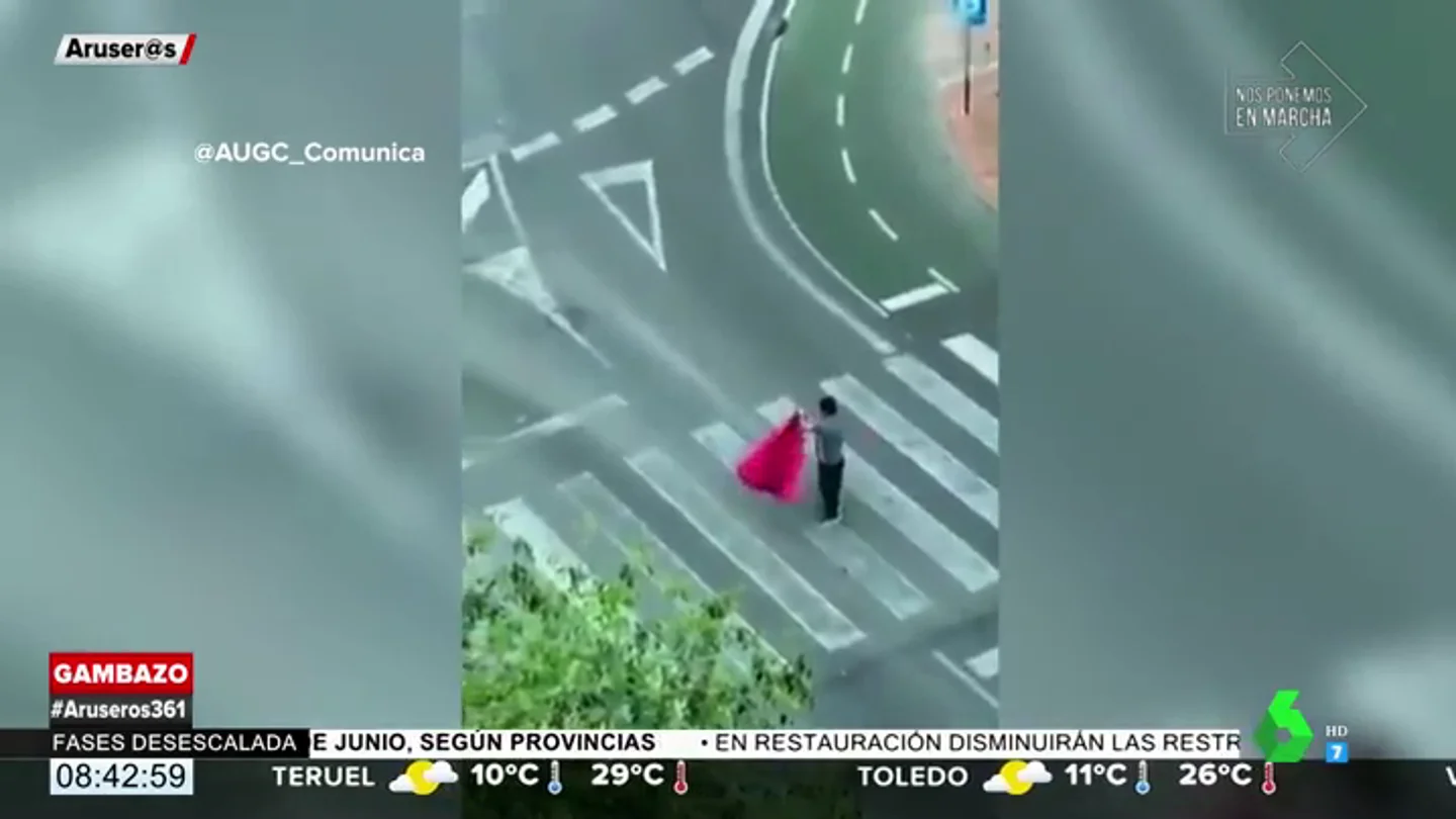 Multado con 600 euros por saltarse el confinamiento para 'torear' en plena calle entre gritos de 'olé' de sus vecinos Multado con 600 euros por saltarse el confinamiento para 'torear' en plena calle entre gritos de 'olé' de sus vecinos