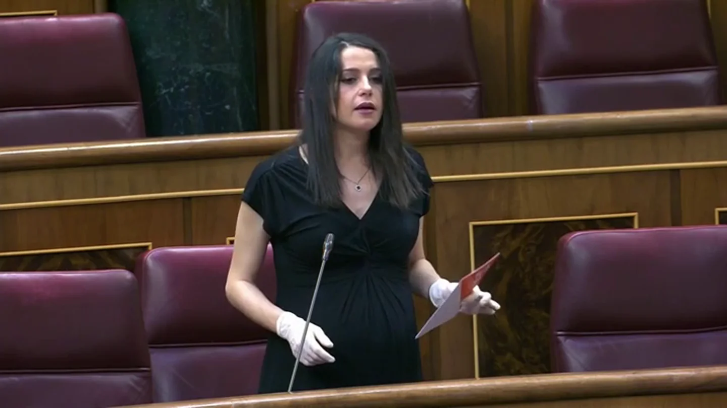 Arrimadas se muestra emocionada y con la voz entrecortada en su "última intervención antes de traer un niño a este mundo" Arrimadas se muestra emocionada y con la voz entrecortada en su "última intervención antes de traer un niño a este mundo"