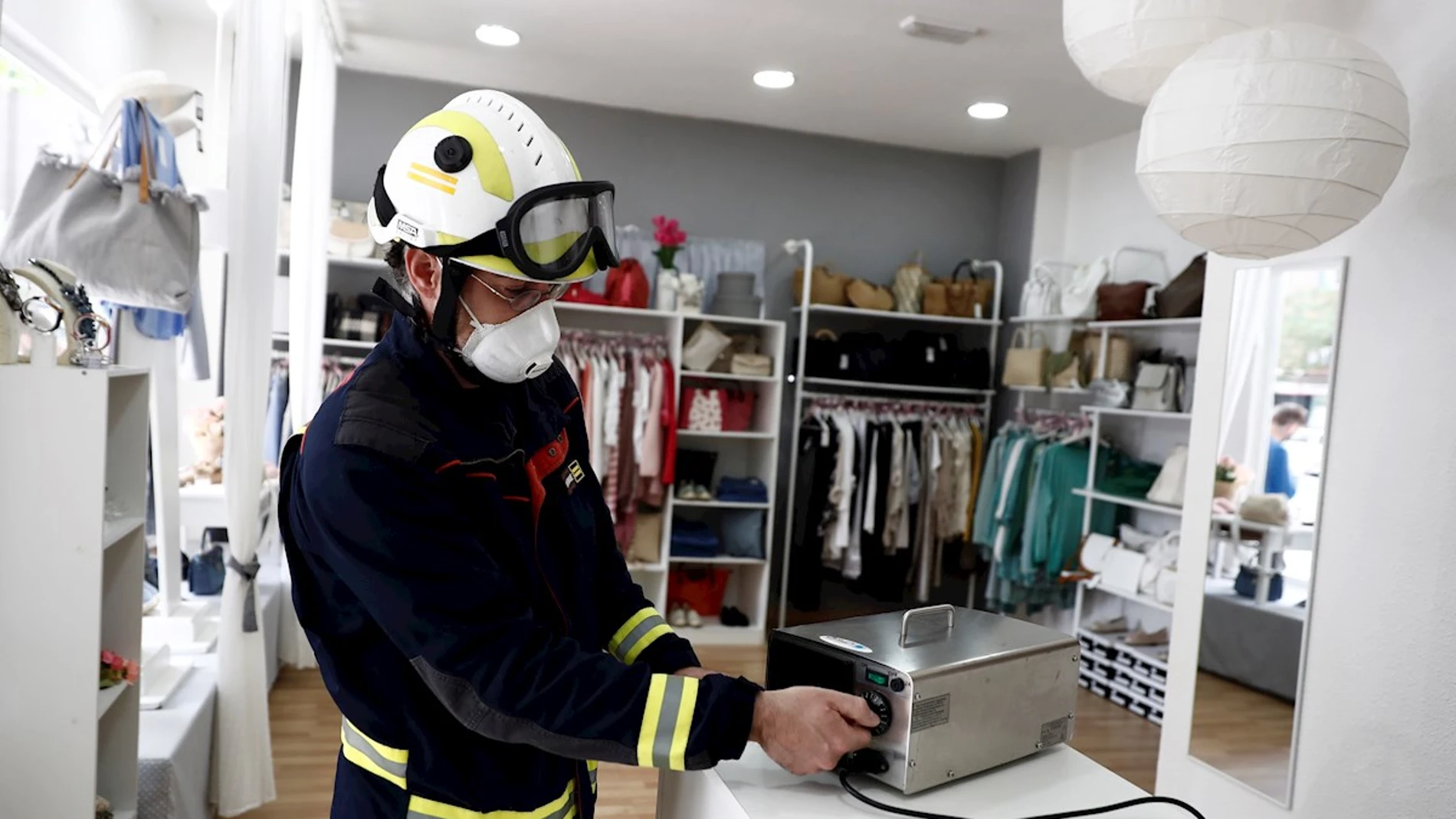 Un bombero manipula un aparato de ozono