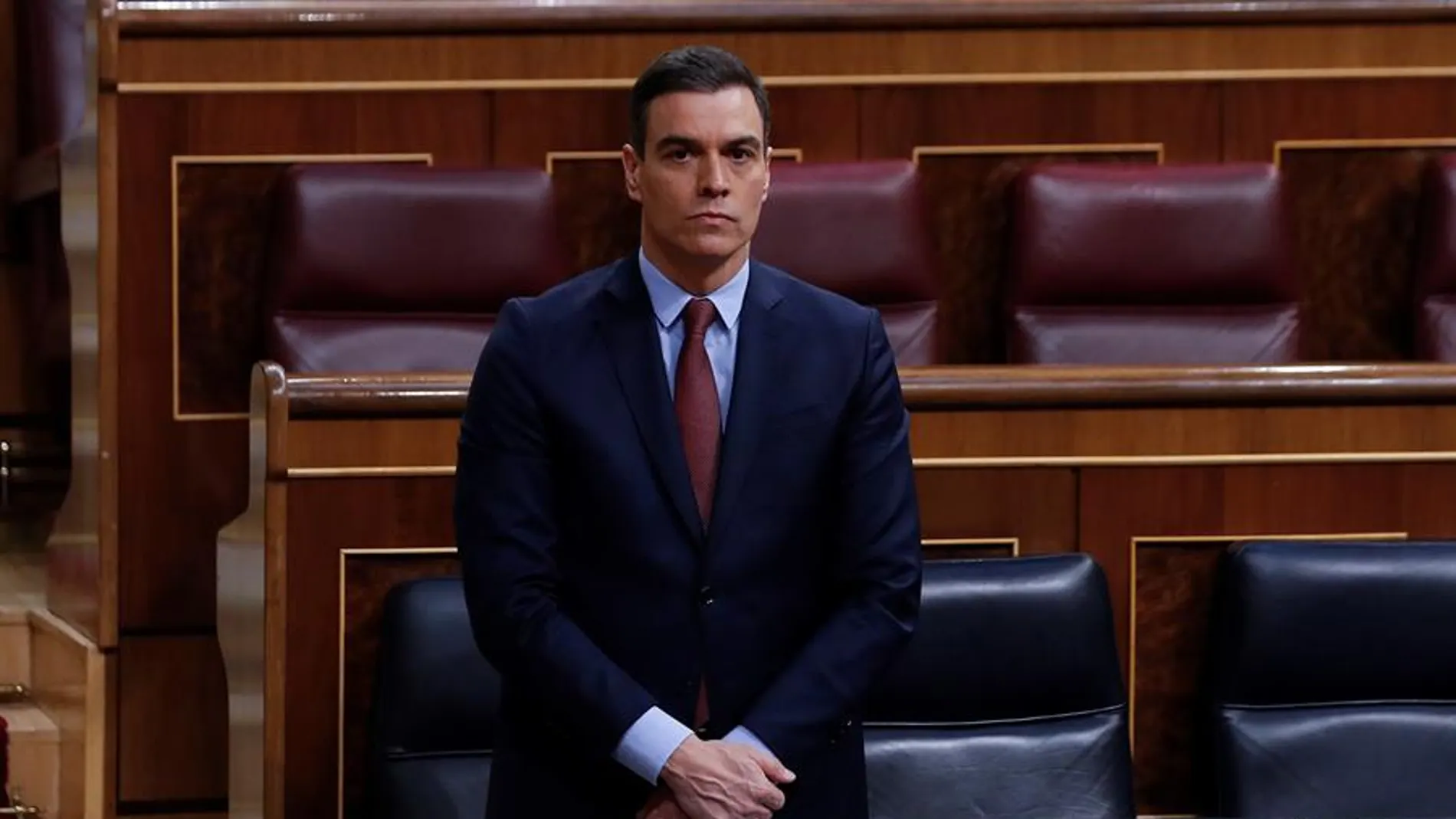 Pedro Sánchez guarda un minuto de silencio por las víctimas del coronavirus en el Congreso