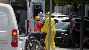 Varios trabajadores sanitarios trasladan a un enfermo en Melilla