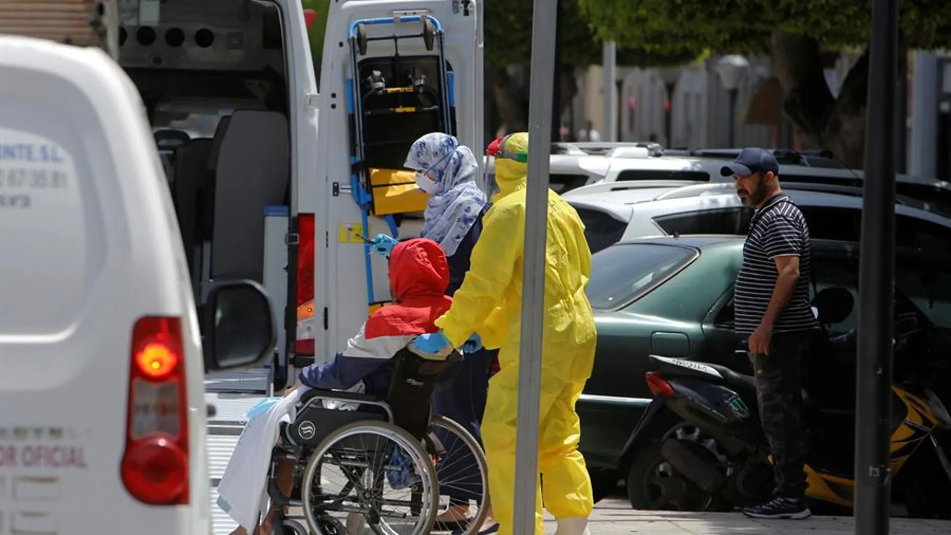 Varios trabajadores sanitarios trasladan a un enfermo en Melilla