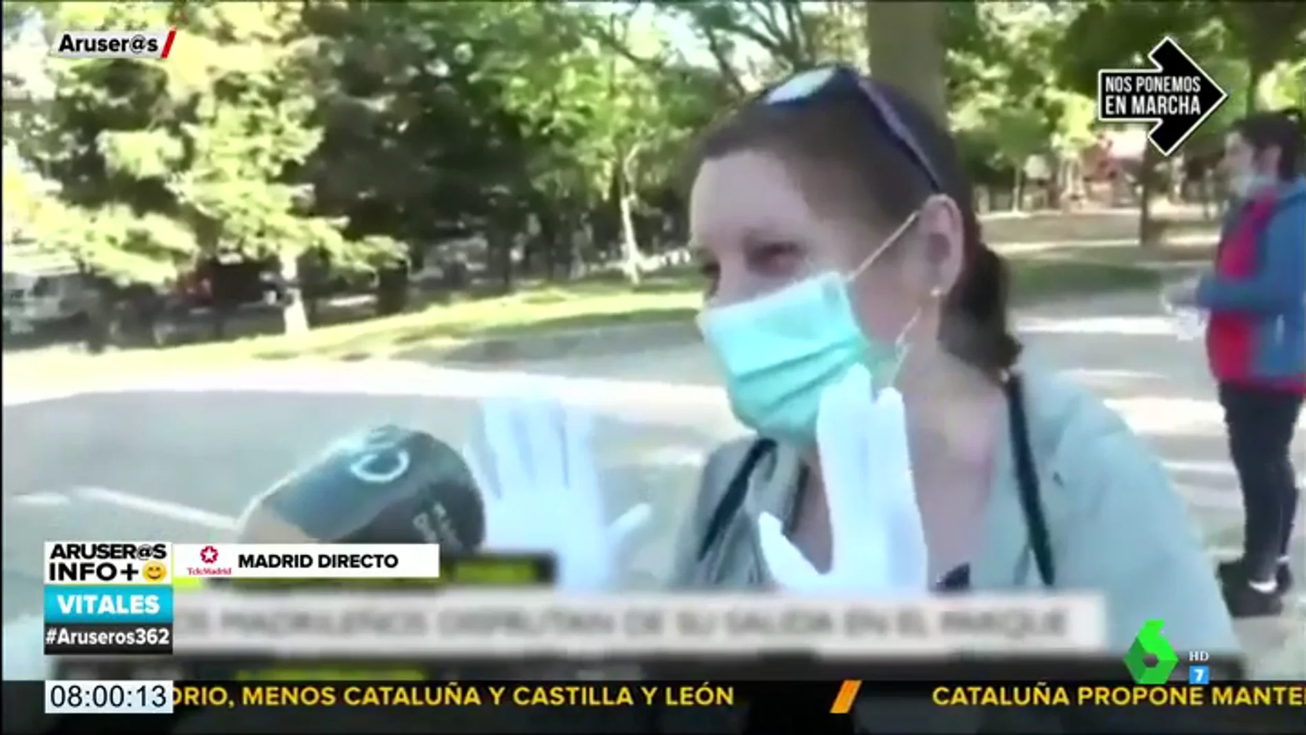 La medida más viral de la desescalada: una señora sale a la calle con los guantes de su boda para protegerse del coronavirus 