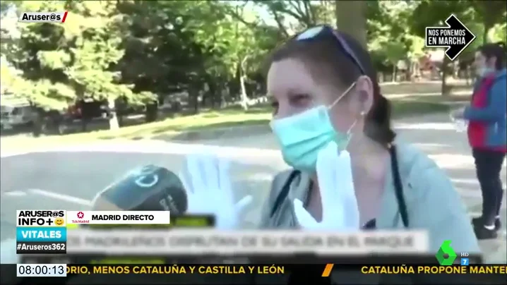 La medida más viral de la desescalada: una señora sale a la calle con los guantes de su boda para protegerse del coronavirus 