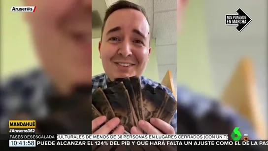 Pide que le cambien un fajo de billetes quemados tras meterlos al microondas para "matar al coronavirus" Pide que le cambien un fajo de billetes quemados tras meterlos al microondas para "matar al coronavirus"