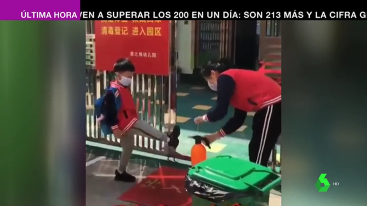 Control de temperatura y desinfección de la ropa: la yincana de los niños antes de entrar al colegio en China Control de temperatura y desinfección de la ropa: la yincana de los niños antes de entrar al colegio en China