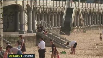 La Policía llama la atención a los ciudadanos que se saltan las normas en la playa de La Concha