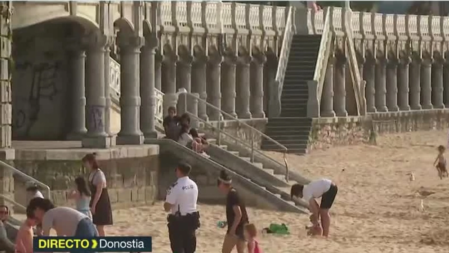 La Policía llama la atención a los ciudadanos que se saltan las normas en la playa de La Concha