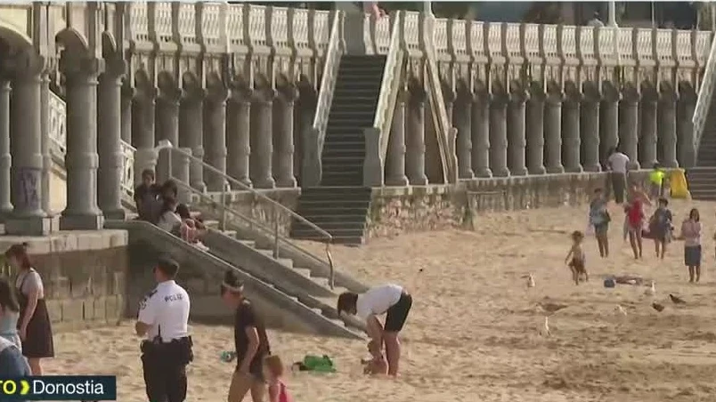 La Policía llama la atención a los ciudadanos que se saltan las normas en la playa de La Concha