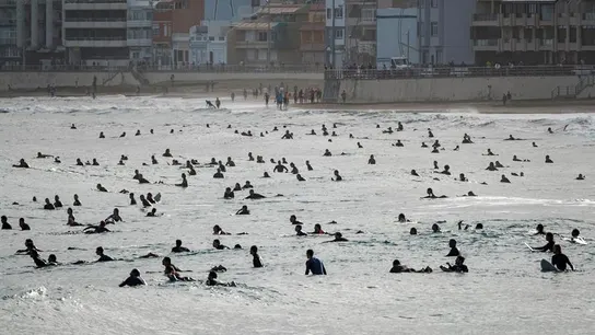 Decenas de surfistas el pasado sábado en la playa de Las Canteras, en Las Palmas de Gran Canaria. Decenas de surfistas el pasado sábado en la playa de Las Canteras, en Las Palmas de Gran Canaria.