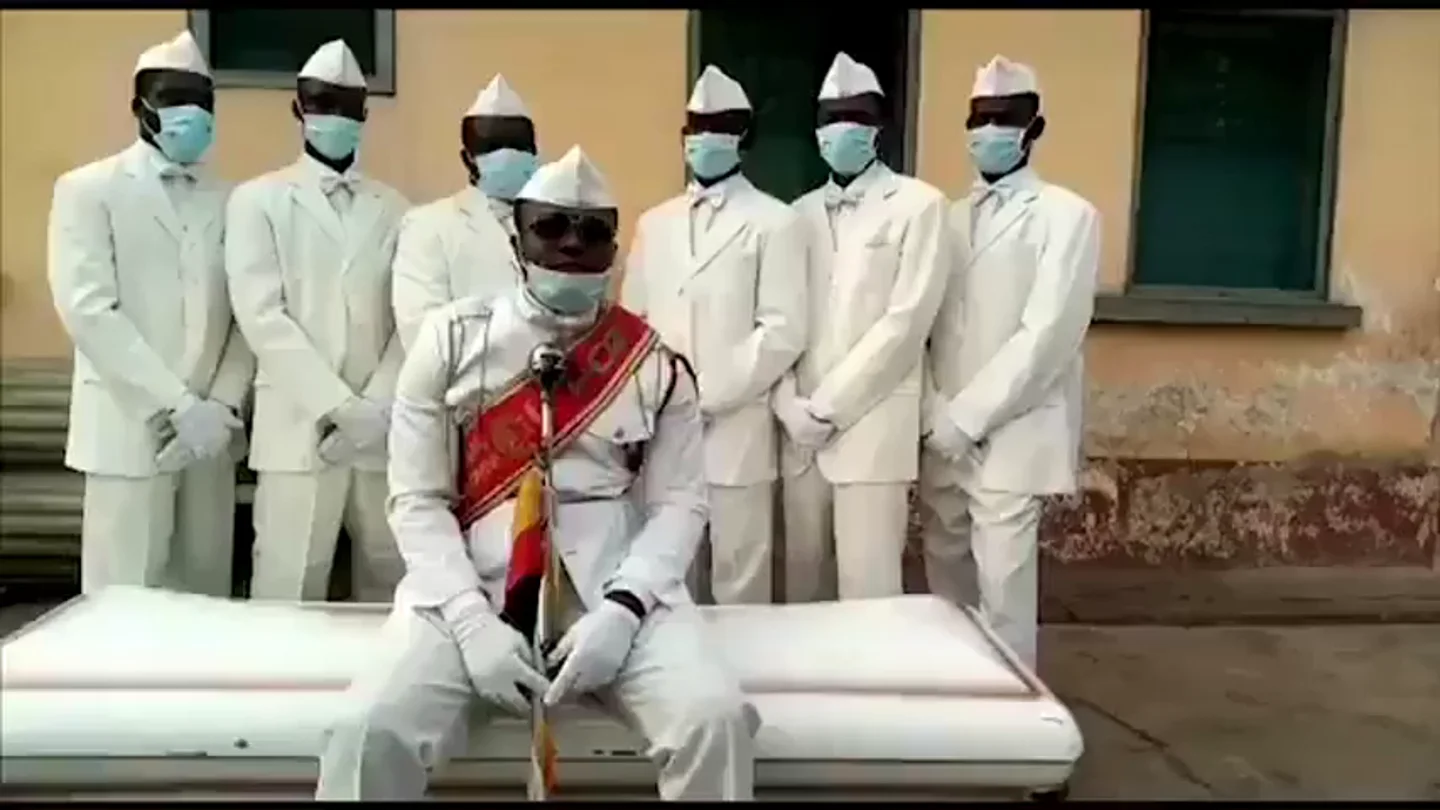 El mensaje de los porteadores de ataúdes del meme del momento: "Quédate en casa o baila con nosotros" El mensaje de los porteadores de ataúdes del meme del momento: "Quédate en casa o baila con nosotros"