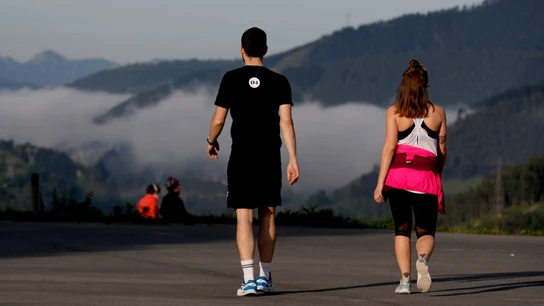 Una pareja paseando Una pareja paseando