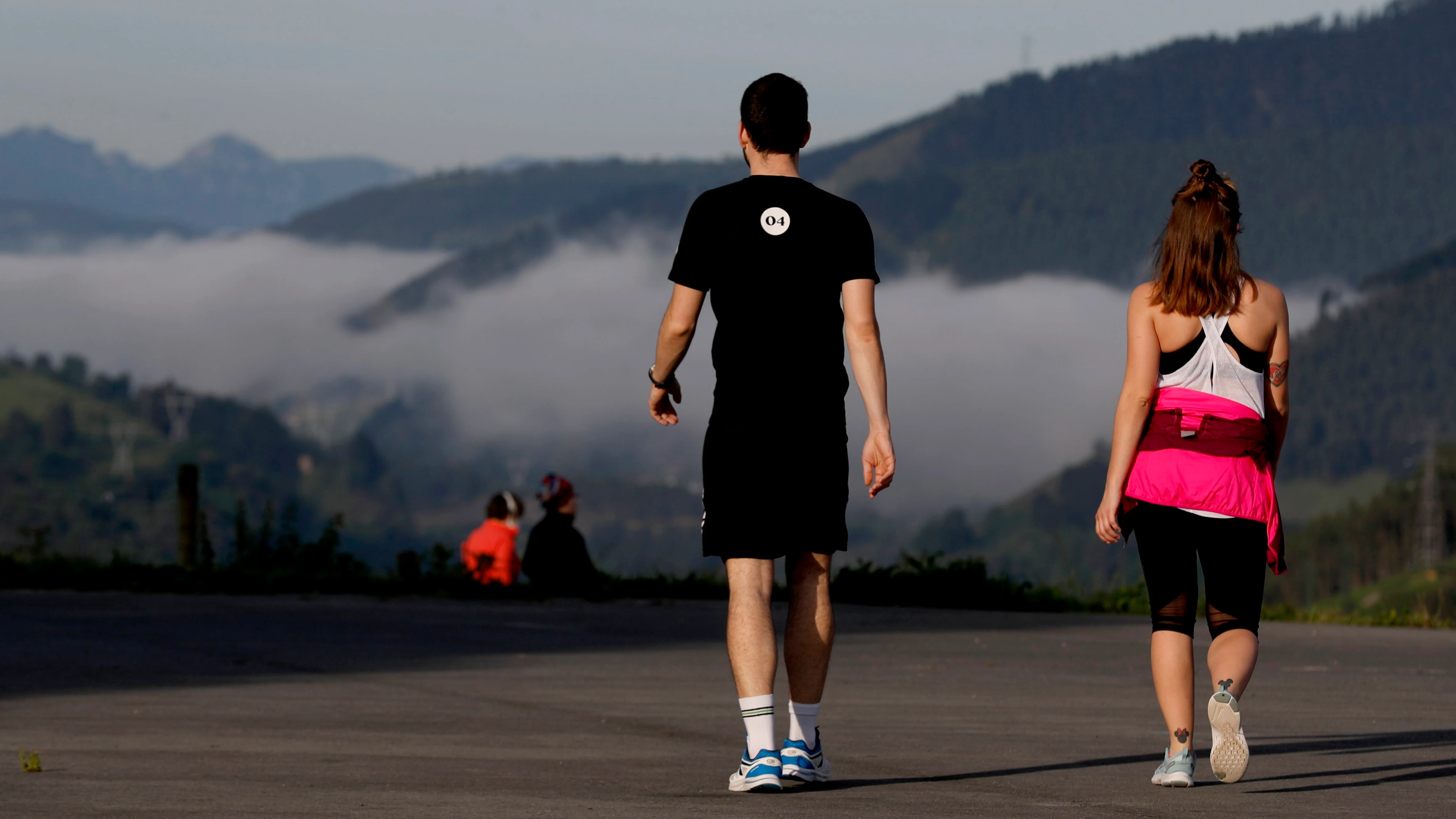 Una pareja paseando 