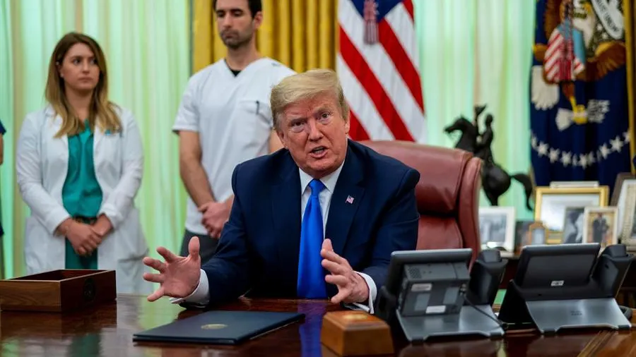 Trump con enfermeros Trump con enfermeros