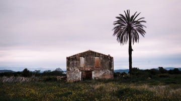 Una casa abandonada en una zona costera de España