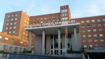 Fachada del Hospital Clínico San Carlos, en la Comunidad de Madrid