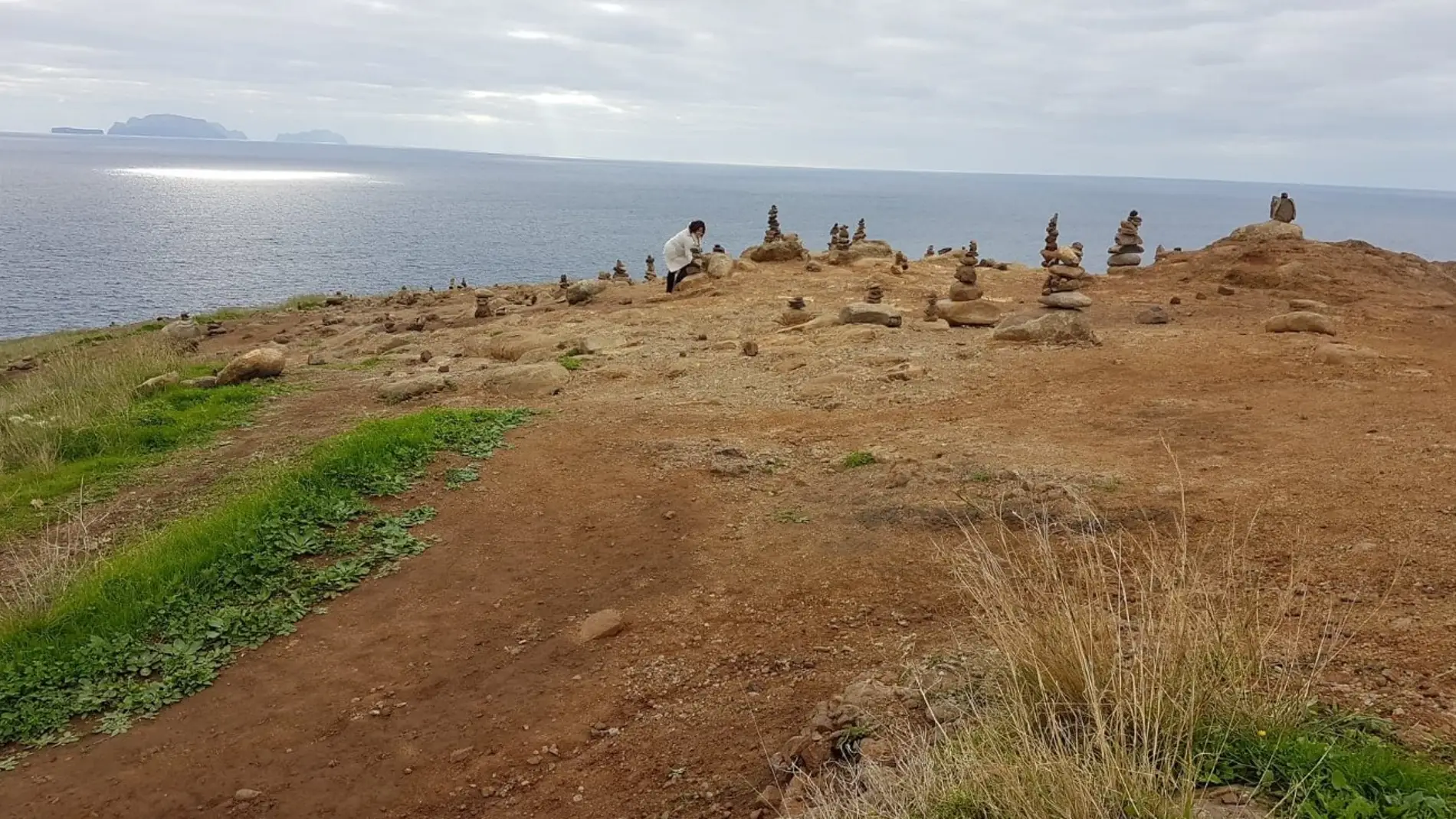 La moda de apilar piedras perjudica a especies de flora y fauna