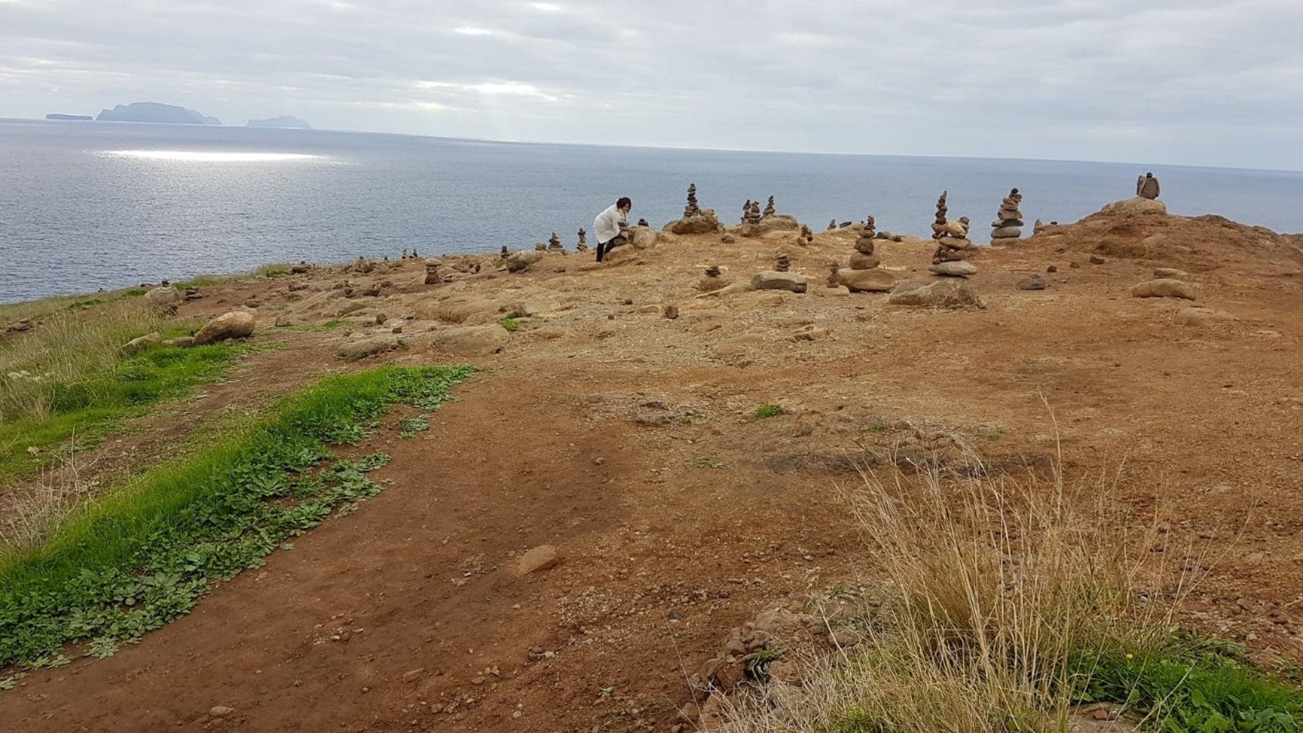 La moda de apilar piedras perjudica a especies de flora y fauna