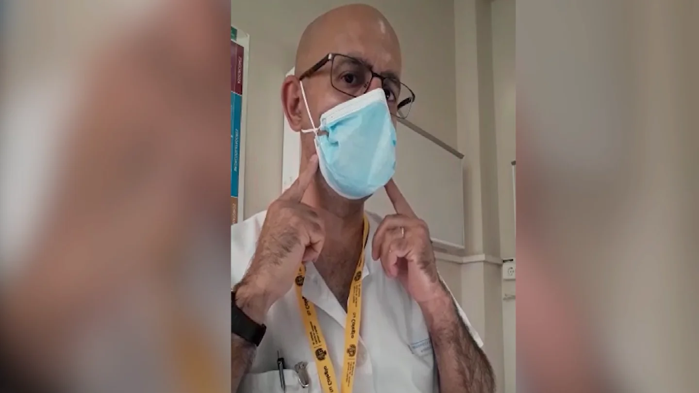 El sanitario muestra cómo debe quedar la mascarilla El sanitario muestra cómo debe quedar la mascarilla