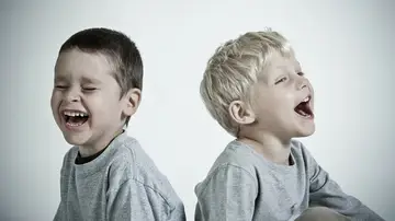 Niños riéndose