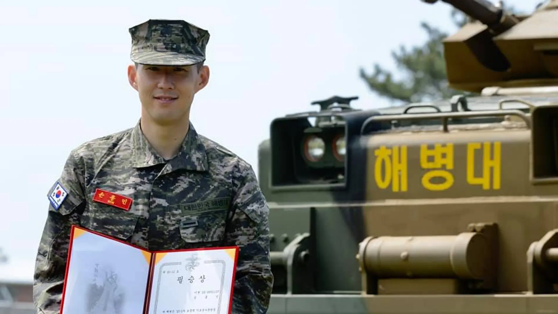 Universidad conductor Recoger hojas Heung-Min Son, el mejor de su promoción en el servicio militar de Corea del  Sur