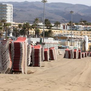 Hoteles cerrados y tumbonas recogidas en Playa del Inglés Hoteles cerrados y tumbonas recogidas en Playa del Inglés