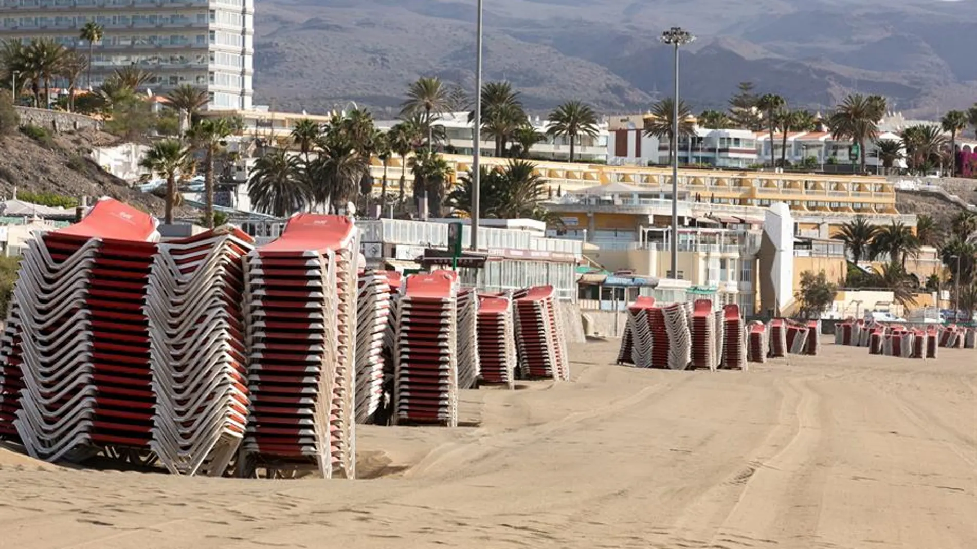 Hoteles cerrados y tumbonas recogidas en Playa del Inglés