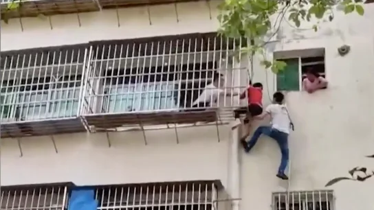 Una abuela cuelga a su nieto desde un balcón tras olvidarse las llaves en casa Una abuela cuelga a su nieto desde un balcón tras olvidarse las llaves en casa