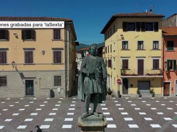 Un pueblo italiano convierte su plaza en un tablero de ajedrez para concienciar del distanciamiento social Un pueblo italiano convierte su plaza en un tablero de ajedrez para concienciar del distanciamiento social