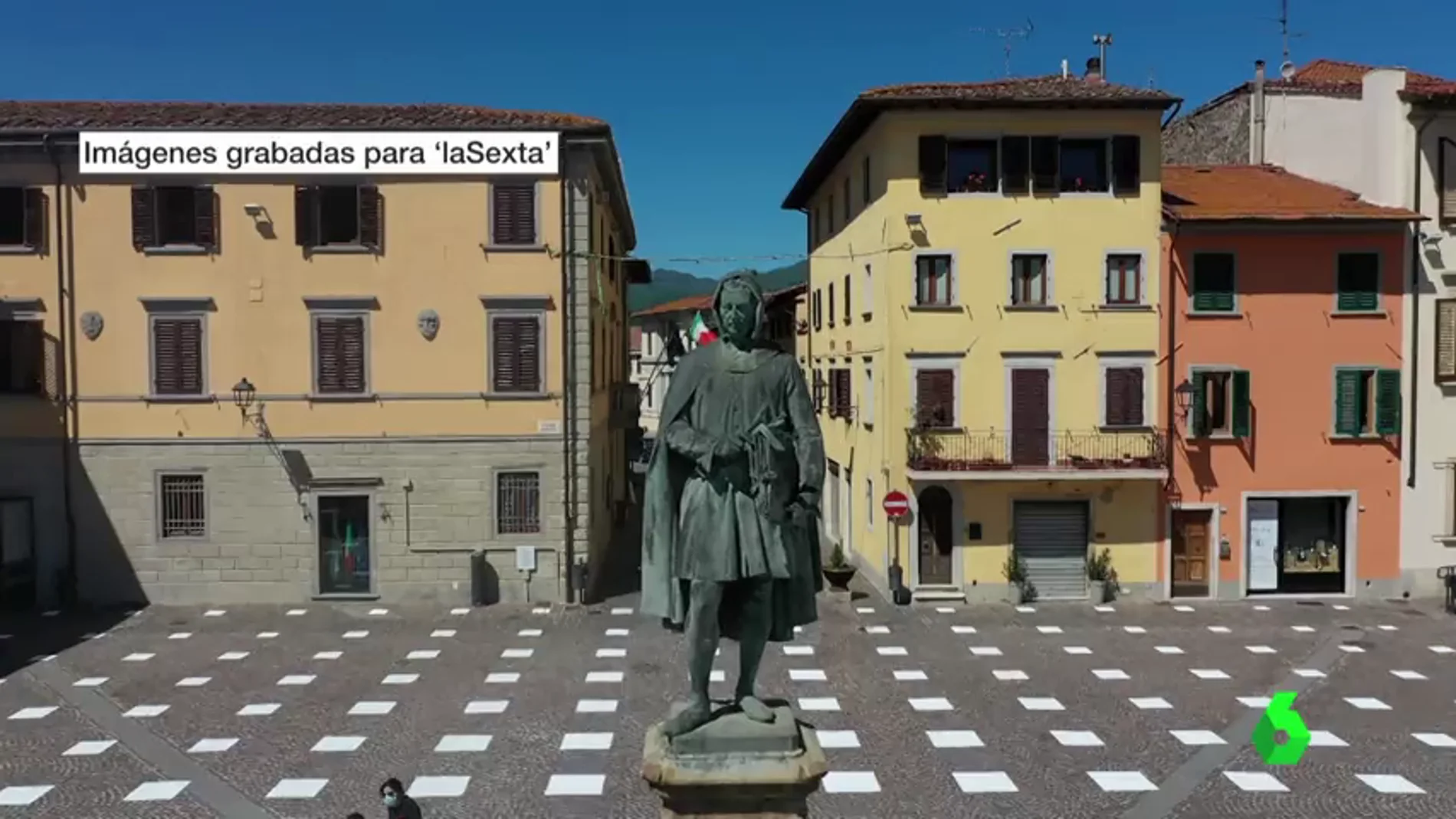 Un pueblo italiano convierte su plaza en un tablero de ajedrez para concienciar del distanciamiento social