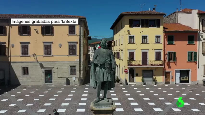 Un pueblo italiano convierte su plaza en un tablero de ajedrez para concienciar del distanciamiento social