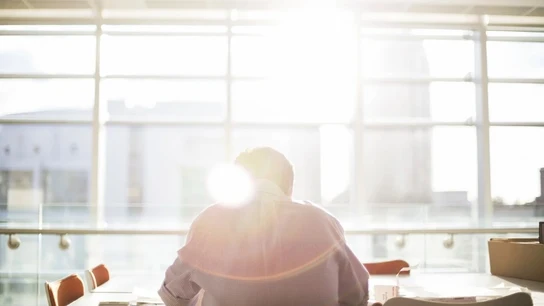 Imagen de archivo de una persona frente a una ventana Imagen de archivo de una persona frente a una ventana