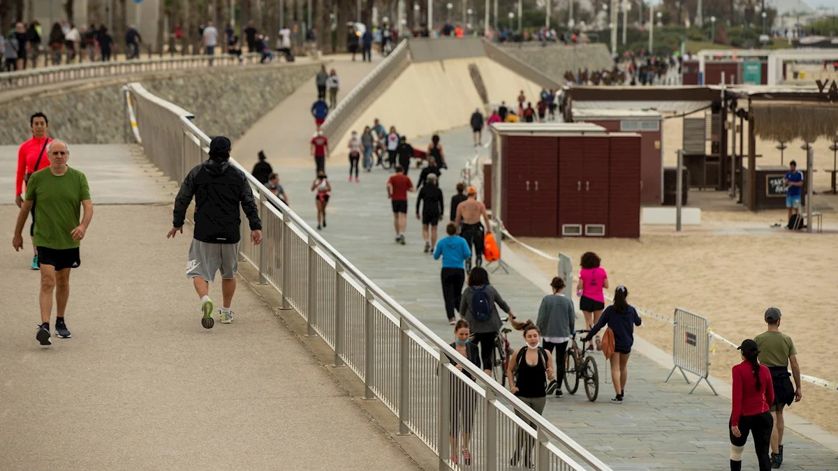 Imagen de la playa de la Barceloneta en Barcelona