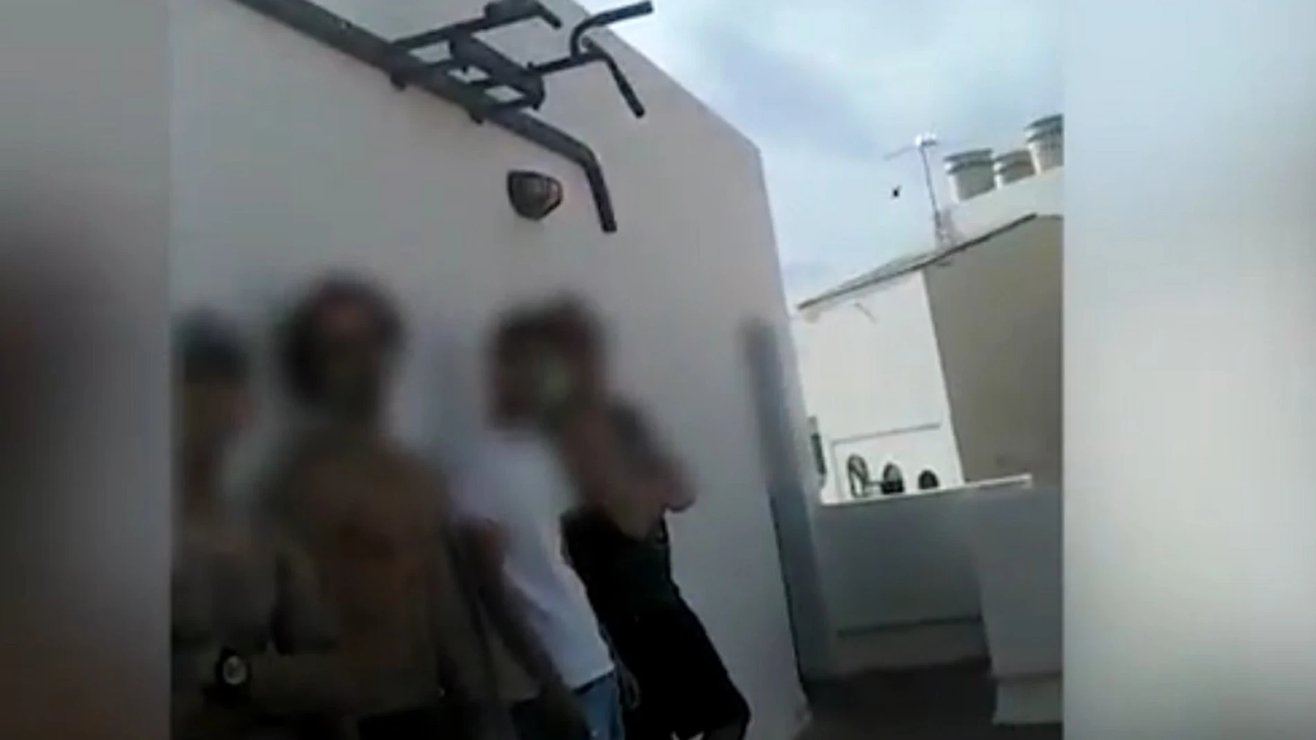 Imagen de los denunciados por hacer una barbacoa en una azotea de Fuerteventura