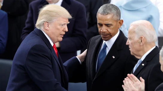 Trump saluda a Obama y Biden Trump saluda a Obama y Biden