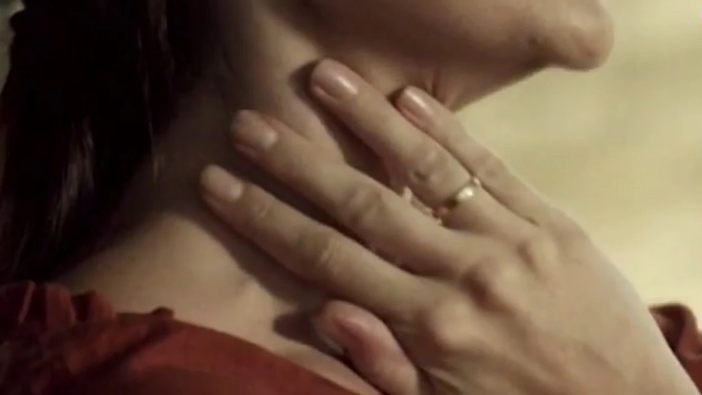 Imagen de una mujer tocándose el cuello Imagen de una mujer tocándose el cuello