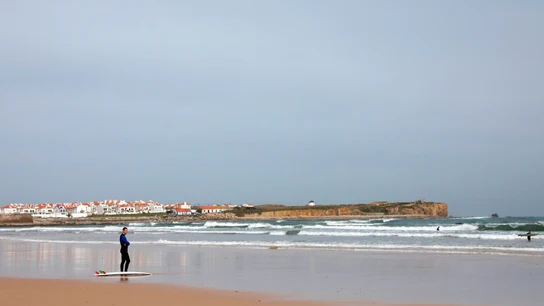 Un surfista en la playa de Peniche, al norte de Lisboa Un surfista en la playa de Peniche, al norte de Lisboa