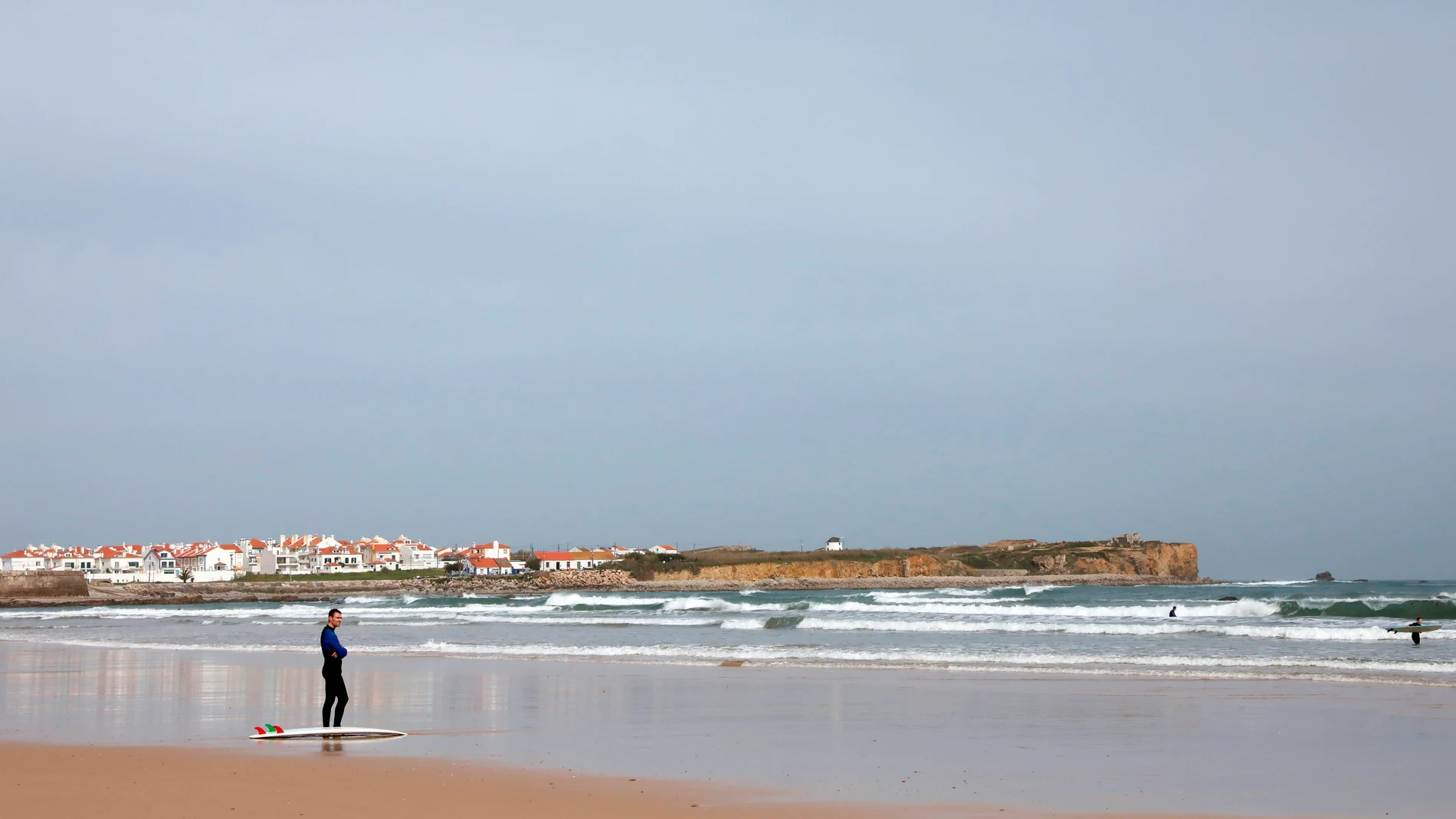 Un surfista en la playa de Peniche, al norte de Lisboa