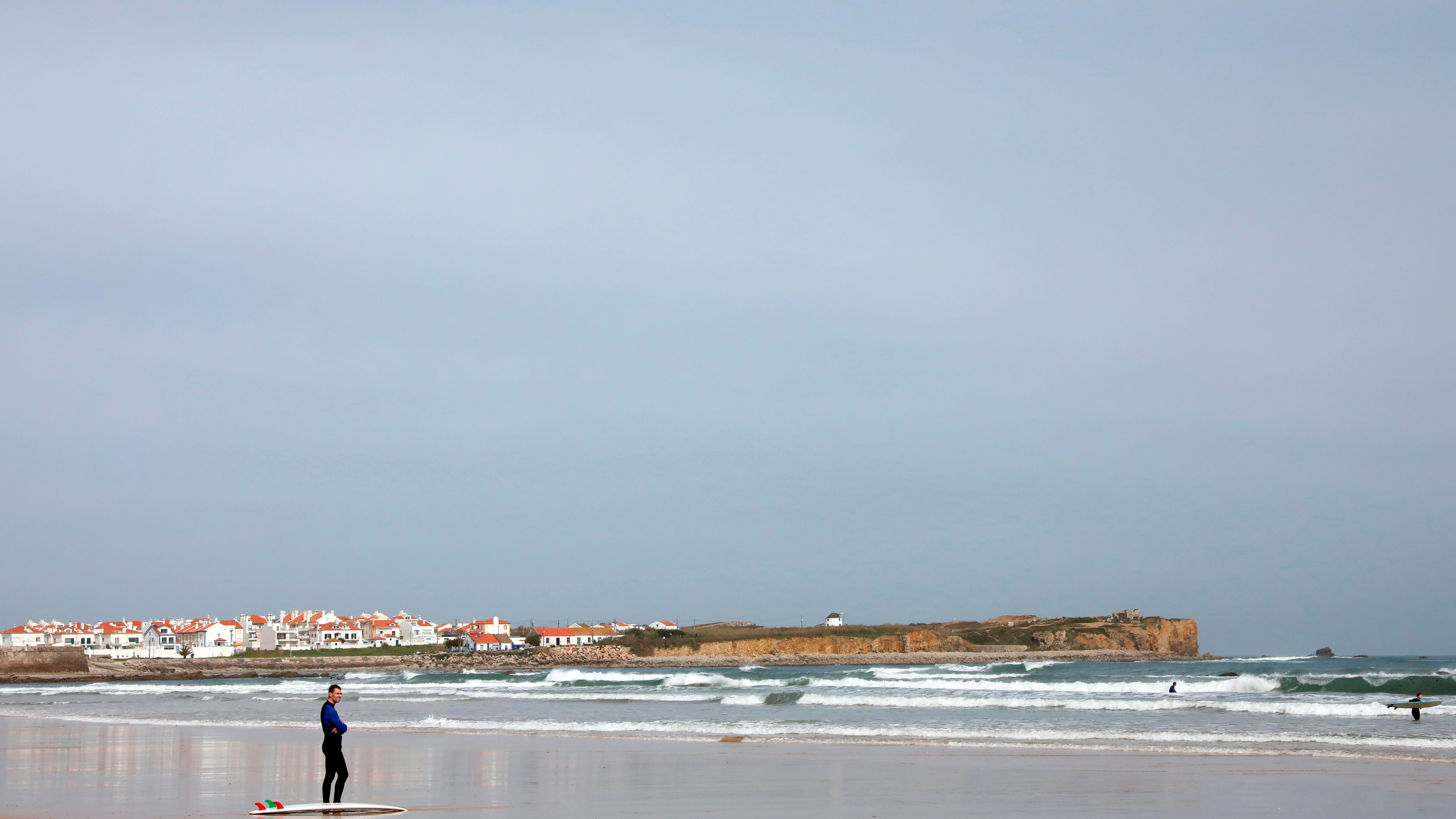 Un surfista en la playa de Peniche, al norte de Lisboa