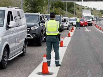 Control de la Guardia Civil de Trafico en la salida de Madrid, a la altura del Km 17 de la A-1, para identificar desplazamientos no justificados durante el estado de alarma Control de la Guardia Civil de Trafico en la salida de Madrid, a la altura del Km 17 de la A-1, para identificar desplazamientos no justificados durante el estado de alarma