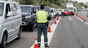 Control de la Guardia Civil de Trafico en la salida de Madrid, a la altura del Km 17 de la A-1, para identificar desplazamientos no justificados durante el estado de alarma