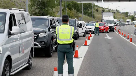 Control de la Guardia Civil de Trafico en la salida de Madrid, a la altura del Km 17 de la A-1, para identificar desplazamientos no justificados durante el estado de alarma Control de la Guardia Civil de Trafico en la salida de Madrid, a la altura del Km 17 de la A-1, para identificar desplazamientos no justificados durante el estado de alarma