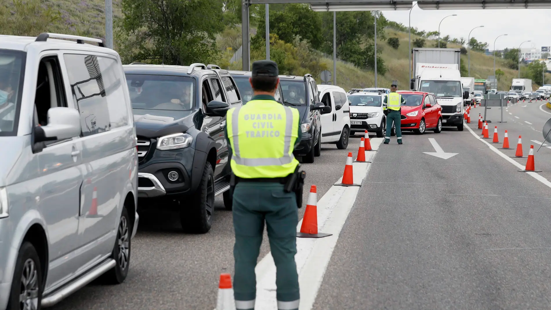 Control de la Guardia Civil de Trafico en la salida de Madrid, a la altura del Km 17 de la A-1, para identificar desplazamientos no justificados durante el estado de alarma