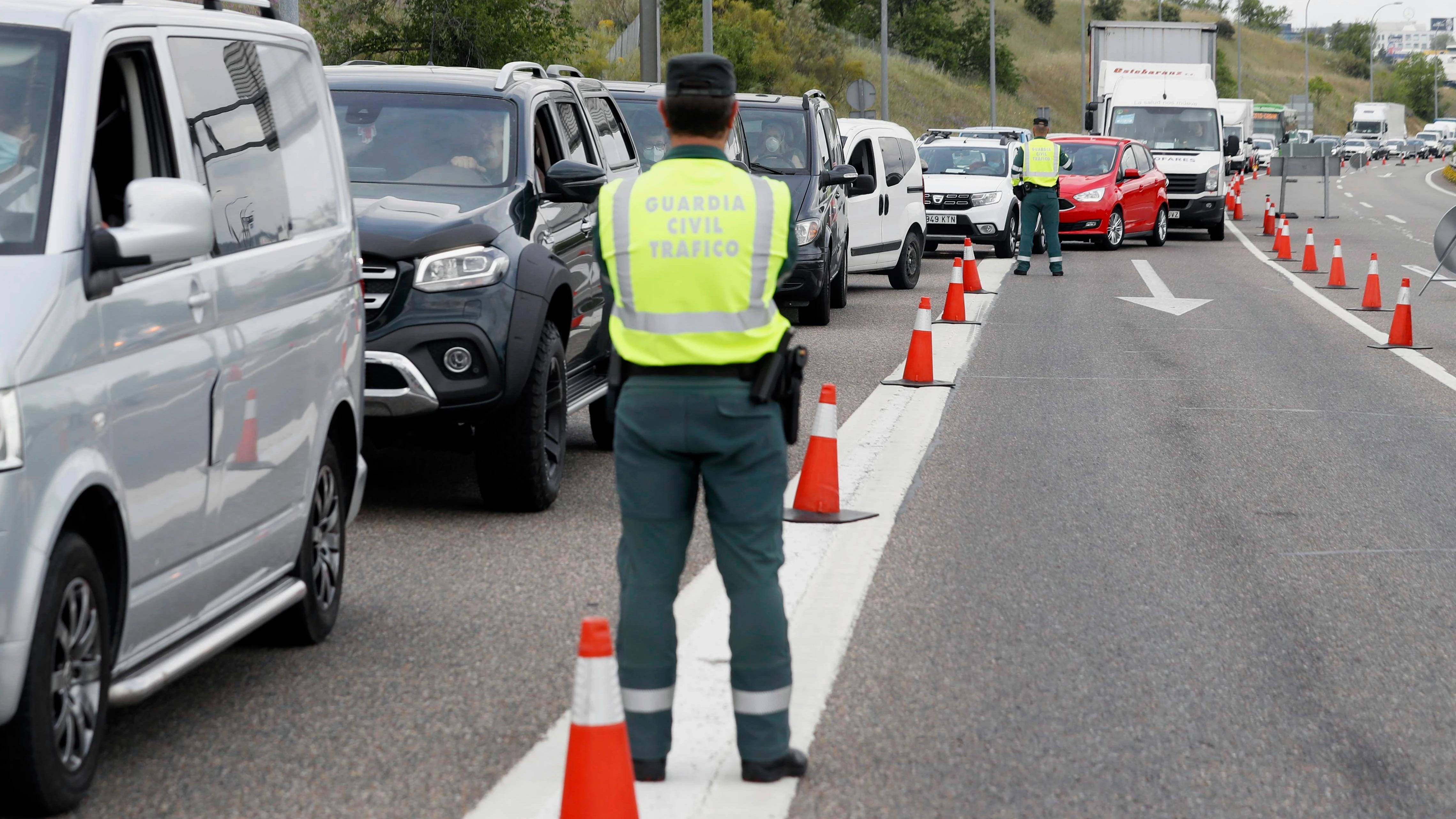 Control de la Guardia Civil de Trafico en la salida de Madrid, a la altura del Km 17 de la A-1, para identificar desplazamientos no justificados durante el estado de alarma