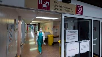 Una enfermera camina por el pasillo de entrada de la UCI del Hospital Morales Meseguer, en Murcia