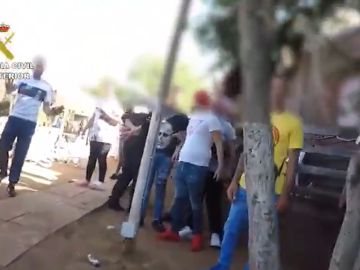 La Guardia Civil sorprende a 120 personas reunidas por una pelea de gallos La Guardia Civil sorprende a 120 personas reunidas por una pelea de gallos